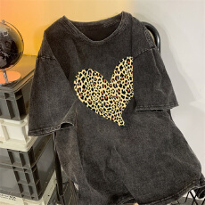 批发220克精梳纯棉洗水黑落肩宽松版型后包边短袖T恤印花款