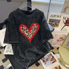 批发220克精梳纯棉洗水黑落肩宽松版型后包边短袖T恤印花款