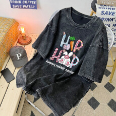 批发220克精梳纯棉洗水黑落肩宽松版型后包边短袖T恤印花款