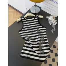 批发辣妹风黑白条纹印花背心女<b class='q'>春</b>季2026新款外穿修身显瘦百搭无袖上衣