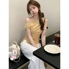 批发原版面料 韩系不规则斜领露肩T恤女夏季纯欲辣妹收腰绝美褶皱上衣