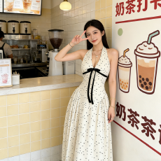 批发2026夏季法式波点挂脖连衣裙女收腰显瘦气质温柔风大摆度假长裙潮
