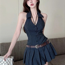 批发复古<b class='q'>条纹</b>挂脖露背连衣裙女夏设计感小众a字裙子收腰显瘦百褶<b class='q'>短裙</b>