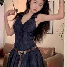 批发法式纯欲v领挂脖条纹连衣裙子女收腰气质露背无袖a字百褶短裙夏季