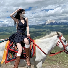 批发复古条纹挂脖露背连衣裙女夏设计感小众a字裙子收腰显瘦百褶短裙