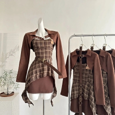 批发复古美拉德咖色<b class='q'>开衫</b>格纹吊带连衣裙<b class='q'>不规则</b>两件套装春秋季短款裙子