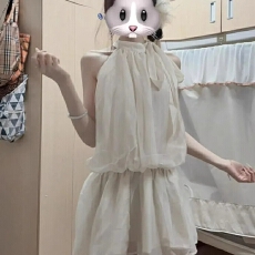 批发法式杏色无袖挂脖吊带连衣裙女夏季2025新款度假风小个子收腰短裙