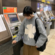 批发日系花朵毛衣宽松圆领套头针织毛衣慵懒春季长袖四叶草上衣毛衣女