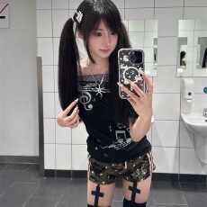 批发y2k音符印花斜肩假两件短袖T恤女修身上衣短袖女