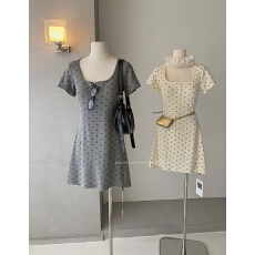 批发茶歇法式U领波点短袖<b class='q'>连衣裙</b>2026夏季辣妹修身显瘦带胸垫中<b class='q'>长裙</b>