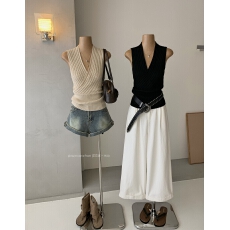 批发<b class='q'>白色</b>设计感交叉v领无袖针织衫女辣妹风显瘦收腰百搭打底上衣