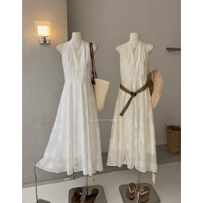 批发重工刺绣挂脖吊带连衣裙女法式浪漫名媛风2026年新款V领度假长裙