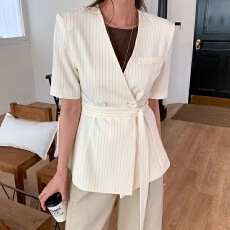 批发INS <b class='q'>夏</b>季法式高级感复古V领两粒扣腰带修身条纹短袖夹克西装外套