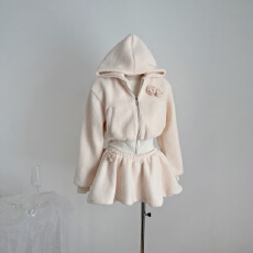 批发你的井井软糯小奶卷玫瑰羊羔毛外套女秋连帽短款收腰半裙套装