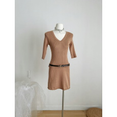 批发白水女 古早美女感 坑条V领针织<b class='q'>连衣裙</b>女初秋韩系氛围感收腰裙子