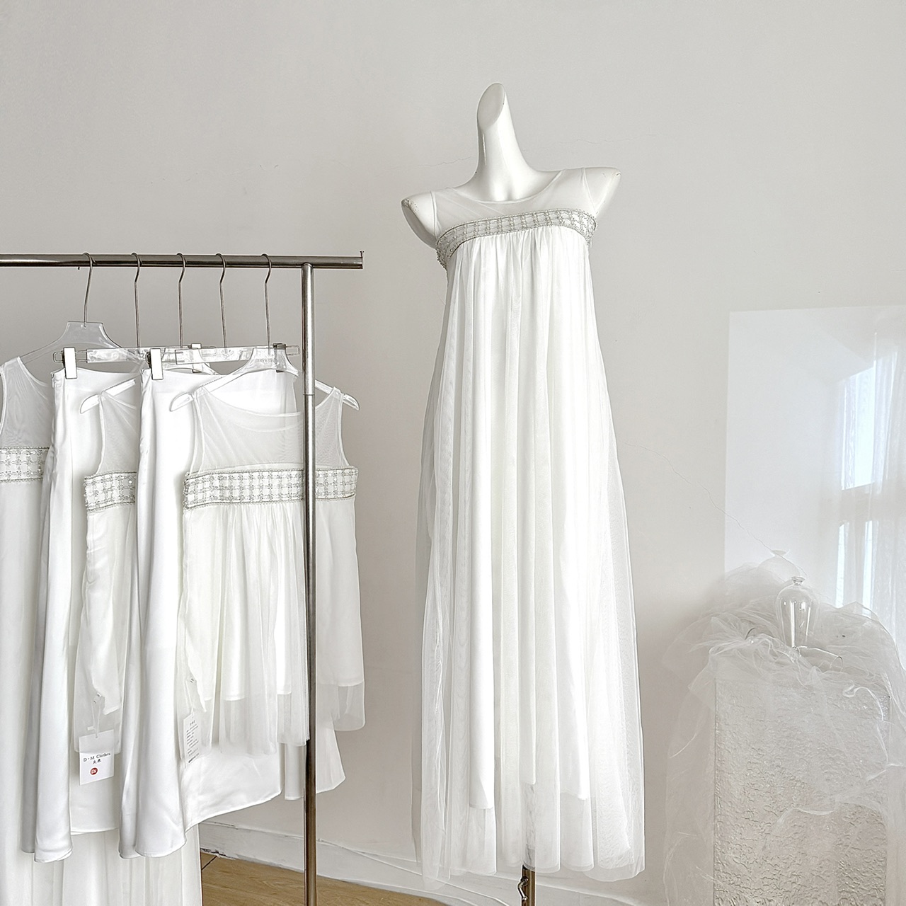 从一时刻冰涧高级感网纱钉珠白色无袖连衣裙or气质套装双版本