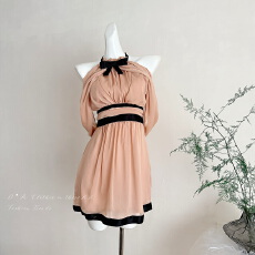 批发kubiliv中古香香半高领挂脖蝴蝶结捏褶无袖收腰撞色连衣<b class='q'>裙</b>女