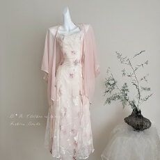 批发婷婷桃花溪畔粉色碎花刺绣吊带裙天丝提花开衫女春季<b class='q'>时尚</b>套装