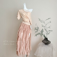 批发小雨姐姐荡领斜肩<b class='q'>喇叭袖</b><b class='q'>上衣</b>女针织修身设计感夏款+半身裙套装