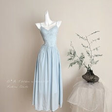 批发法式蓝色v领<b class='q'>蕾丝</b>拼接吊带<b class='q'>连衣裙</b>女夏季海边度假裙收腰气质长裙子