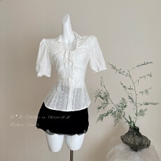 批发Mejiu蜜九甜野梦语纯欲镂空<b class='q'>白色</b>蕾丝<b class='q'>衬衫</b>女春夏气质绣花上衣半裙