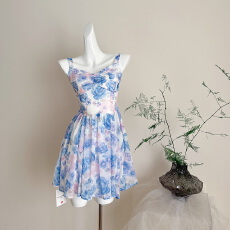 批发Q女家 新品9折蔚蓝乌托邦/吊带克莱因蓝碎花修身度假连衣裙