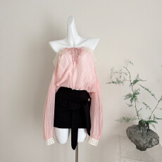 批发陈允朵*韩味*一字肩温柔裸粉蕾丝系带衬衫女花边<b class='q'>泡泡袖</b>露肩短上衣