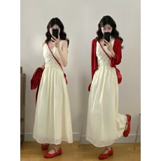 批发实拍大码 法式温柔风V领收腰显瘦杏雾奶酪吊带连衣裙夏季度假长裙