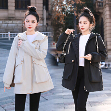 批发大码女装胖mm<b class='q'>户外</b>防风衣2026年春秋季新款女防水冲锋衣休闲版外套