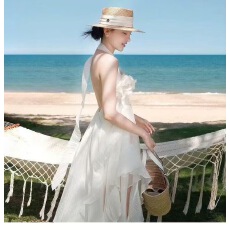 批发设计感小众褶皱挂脖连衣裙度假飘带高级感长裙海边拍照仙女<b class='q'>沙滩裙</b>