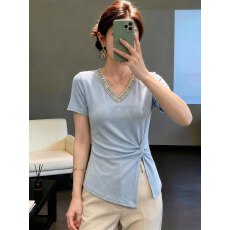 批发2026夏季新款蓝色V领短袖T恤女钉珠设计侧边开叉大码内搭<b class='q'>百搭</b>上衣