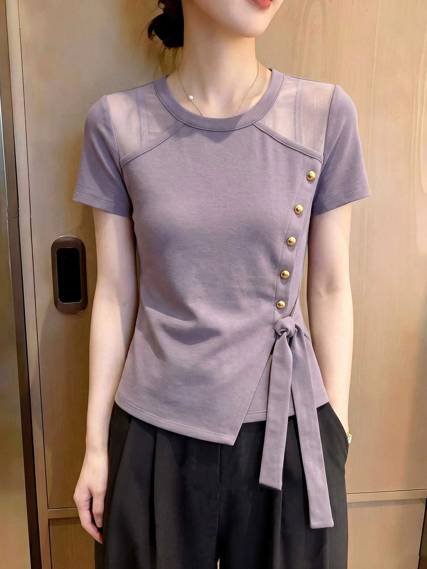 RY7477# 大码女装～夏季新款短袖上衣通勤设计感小众气质侧系带金属扣T恤