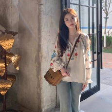 批发波西米亚民族风刺绣V领长袖衬衫女春装漂亮法式宽松显瘦<b class='q'>棉麻</b>上衣