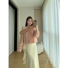 批发温柔风粉色一字肩<b class='q'>长袖</b><b class='q'>衬衫</b>女秋季法式chic<b class='q'>衬衣</b>宽松设计感露肩上衣