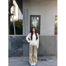 批发米杏色圆领针织<b class='q'>毛衣</b><b class='q'>开衫</b><b class='q'>女</b>春秋新款显瘦短款上衣<b class='q'>女</b>