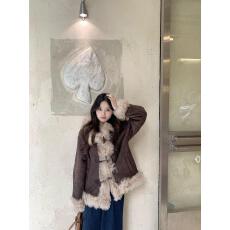 批发2025冬季韩版毛领加厚款<b class='q'>外套</b><b class='q'>百搭</b>女生宽松版型上衣牛角扣设计女装