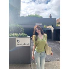 批发纯欲氛围感蝙蝠袖<b class='q'>T</b><b class='q'>恤</b>宽松V领上衣女夏季款宽松辣妹褶皱短袖