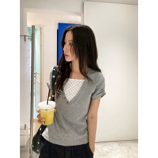 批发珍妮宇航局 假两件v领拼接波点短袖T恤<b class='q'>女</b>纽扣装饰夏正肩显瘦上衣