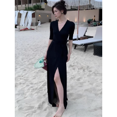 批发法式高级感黑色v领短袖<b class='q'>连衣裙</b>女2026新款夏季修身甜辣妹开叉长裙