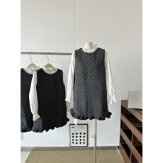 批发韩系甜美新年见家长圆领波点木耳边设计背心连衣裙(配胸针)