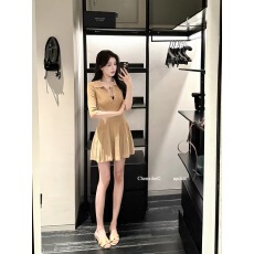 批发何晨曦 夏季竖坑条肌理显瘦短百褶裙垂坠感衬衫收腰针织连衣裙