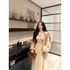三件套已出货！一颗甜桃燕麦杏色针织毛衣蕾丝吊带纱纱裙三件套装
