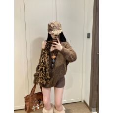 批发实拍  宽松慵懒V领针织衫毛衣+豹纹围巾两件套