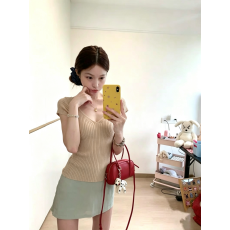 批发实拍  气质修身深<b class='q'>V领</b>显身材飞飞袖显瘦短袖针织衫<b class='q'>T</b><b class='q'>恤</b>女