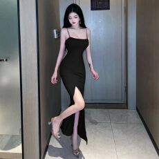 批发法式纯欲性感露肩吊带连衣裙设计感小众气质开叉收腰显瘦礼服长裙