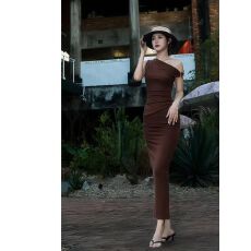 批发纯欲辣妹褶皱收腰斜肩露肩连衣裙女夏季新款修身显瘦长裙子包臀裙