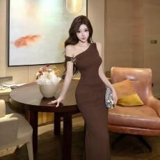 批发复古气质褶皱收腰斜肩露肩连衣裙女春季新款修身显瘦长裙子包臀裙