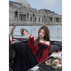 批发Q女家 莓果奶泡芙/红色氛围感一字肩露肩飘带羊毛毛衣女2025新款