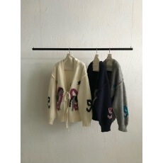 批发2025年秋季新款高级感<b class='q'>宽松</b>V领慵懒风企鹅提花灰色针织开衫女<b class='q'>上衣</b>