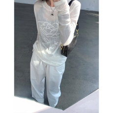 批发白色长袖正肩t恤薄款防晒罩衫女夏2026年新款设计感立体花朵上衣